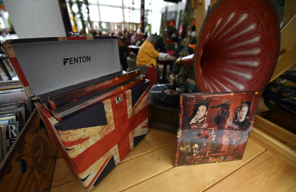 <p>Među izlagačama dosta je kolekcionara iz Crne Gore, ali i iz regiona, pa su ploče doputovale iz Bosne i Hercegovine, Hrvatske, Srbije i Albanije, a među onima koji su prvi put prikazali svoje vinile ovdašnjoj publici, je i Vlado Soldo iz Sarajeva</p>