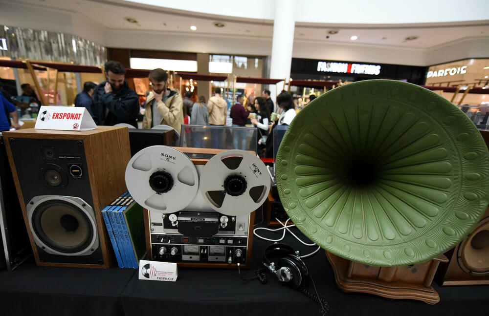 <p>Među izlagačama dosta je kolekcionara iz Crne Gore, ali i iz regiona, pa su ploče doputovale iz Bosne i Hercegovine, Hrvatske, Srbije i Albanije, a među onima koji su prvi put prikazali svoje vinile ovdašnjoj publici, je i Vlado Soldo iz Sarajeva</p>