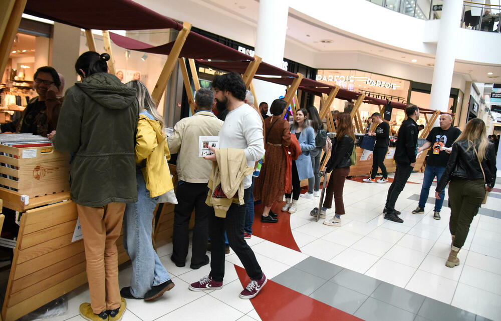 <p>Među izlagačama dosta je kolekcionara iz Crne Gore, ali i iz regiona, pa su ploče doputovale iz Bosne i Hercegovine, Hrvatske, Srbije i Albanije, a među onima koji su prvi put prikazali svoje vinile ovdašnjoj publici, je i Vlado Soldo iz Sarajeva</p>