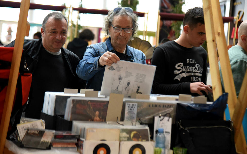 <p>Među izlagačama dosta je kolekcionara iz Crne Gore, ali i iz regiona, pa su ploče doputovale iz Bosne i Hercegovine, Hrvatske, Srbije i Albanije, a među onima koji su prvi put prikazali svoje vinile ovdašnjoj publici, je i Vlado Soldo iz Sarajeva</p>