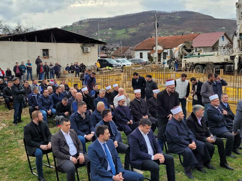 <p>Polaganju kamena temeljca prisustvovali predstavnici Islamske zajednice na čelu sa reisom Rifatom Fejzićem, privrednici, lokalni funkcioneri...</p>