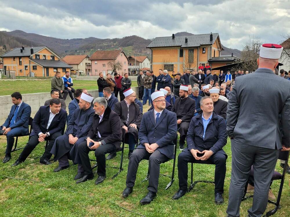 <p>Polaganju kamena temeljca prisustvovali predstavnici Islamske zajednice na čelu sa reisom Rifatom Fejzićem, privrednici, lokalni funkcioneri...</p>