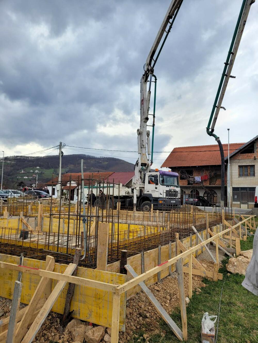 <p>Polaganju kamena temeljca prisustvovali predstavnici Islamske zajednice na čelu sa reisom Rifatom Fejzićem, privrednici, lokalni funkcioneri...</p>