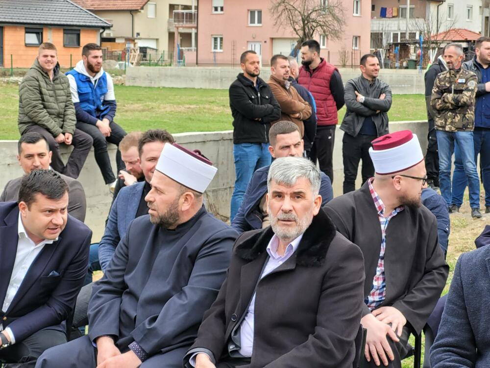 <p>Polaganju kamena temeljca prisustvovali predstavnici Islamske zajednice na čelu sa reisom Rifatom Fejzićem, privrednici, lokalni funkcioneri...</p>