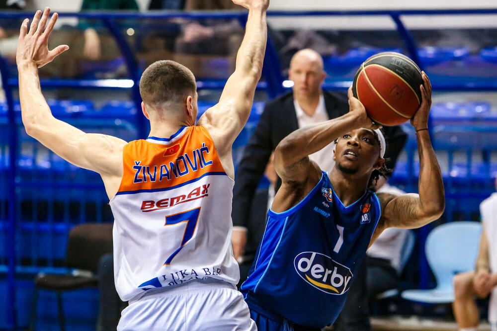 Erik Nil u duelu sa Balšom Živanovićem, Foto: KK Mornar/Media Pro