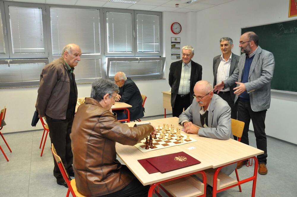 M. Ćetković stoji, krajnje lijevo, M. Lutovac na potezu, Foto: ŠK Mornar