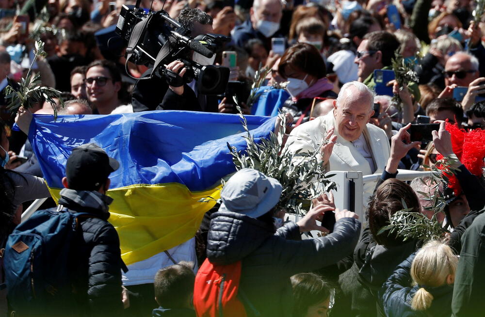 <p>"Položite oružje", rekao je papa pred hiljadama vjernika koji su na Trgu Svetog Petra obilježavali praznik Cvijeti</p>