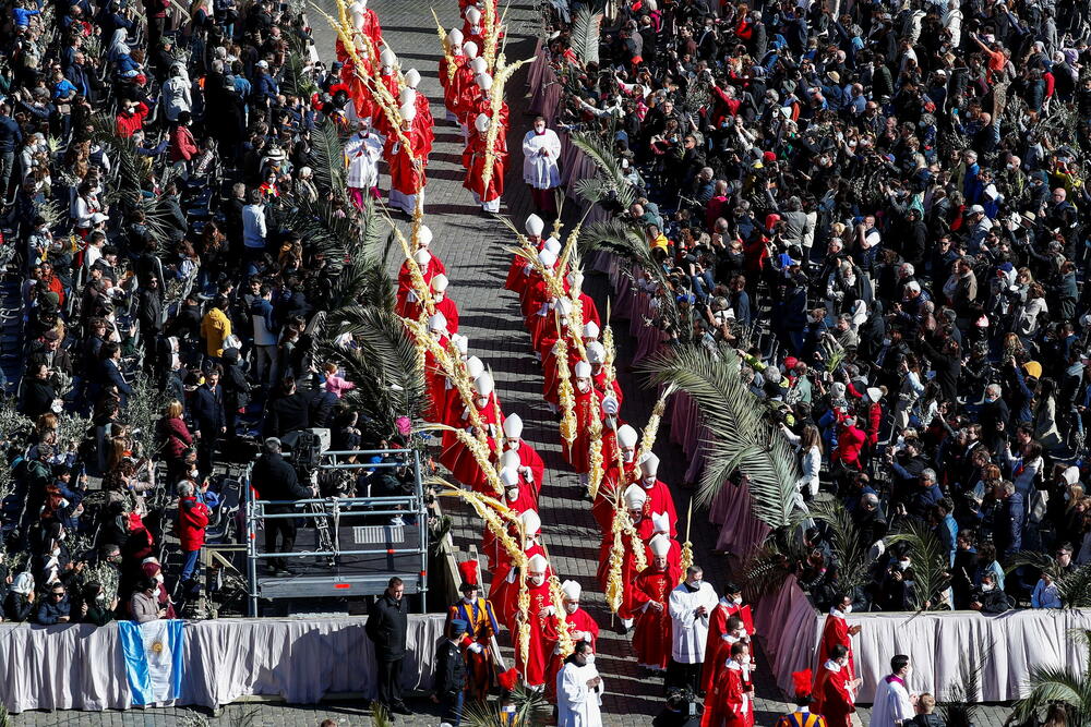 <p>"Položite oružje", rekao je papa pred hiljadama vjernika koji su na Trgu Svetog Petra obilježavali praznik Cvijeti</p>