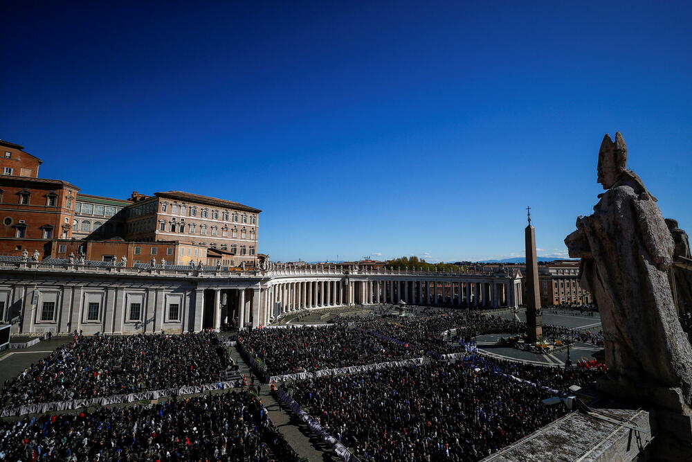 <p>"Položite oružje", rekao je papa pred hiljadama vjernika koji su na Trgu Svetog Petra obilježavali praznik Cvijeti</p>