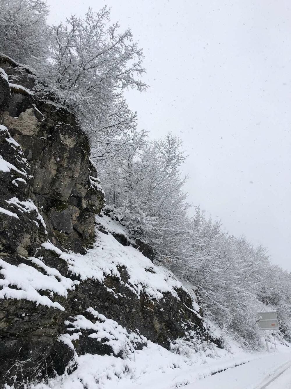 <p>Snimke možete slati putem Fejsbuk<a href="https://www.facebook.com/vijesti.me" target="_blank"> </a>i Instagram stranice, kao i email adrese portal@vijesti.me</p>