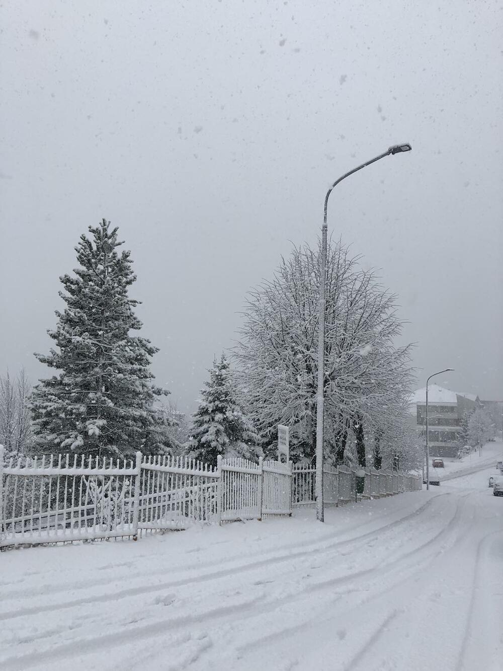 <p>Snimke možete slati putem Fejsbuk<a href="https://www.facebook.com/vijesti.me" target="_blank"> </a>i Instagram stranice, kao i email adrese portal@vijesti.me</p>