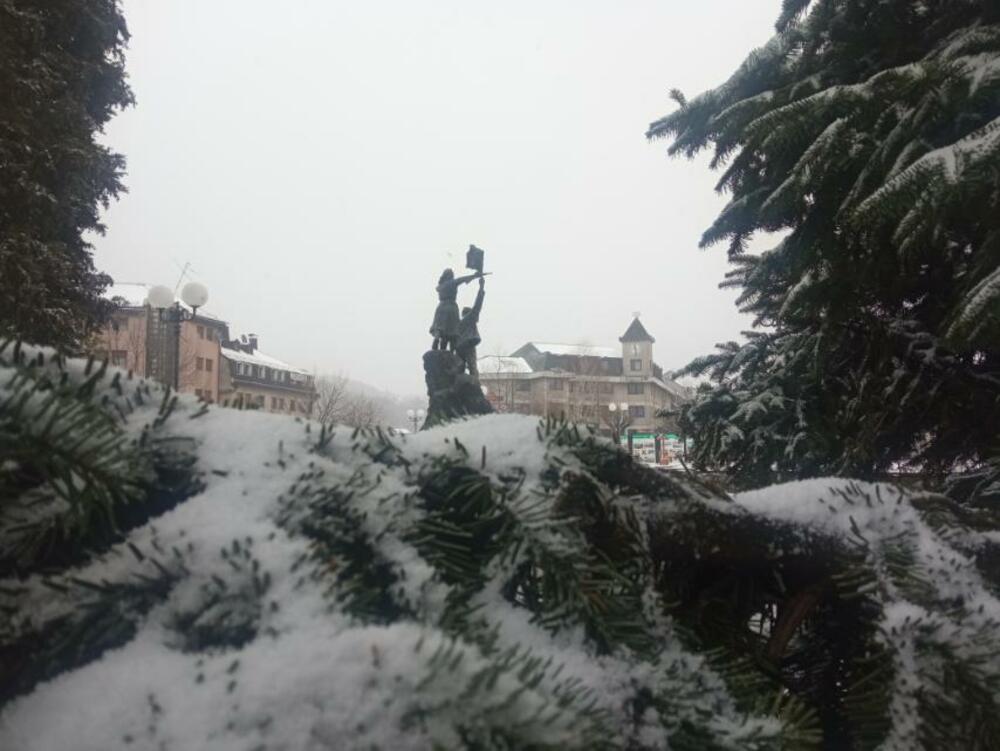 <p>Snimke možete slati putem Fejsbuk<a href="https://www.facebook.com/vijesti.me" target="_blank"> </a>i Instagram stranice, kao i email adrese portal@vijesti.me</p>