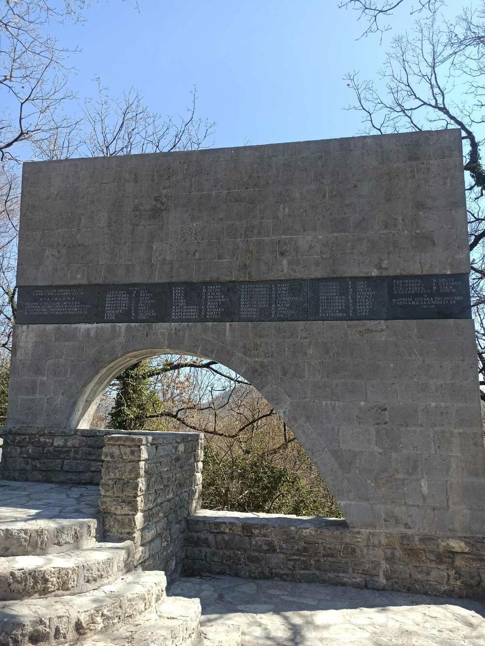 <p>Rekonstruisan spomenik poginulim borcima u NOR-u na Brajićima, spomen grobnica na groblju Brajići, spomen ploča-česma palim borcima iz Svetog Stefana, spomen ploča posvećena strijeljanim rodoljubima ovog kraja, na zidinama grad hotela Sveti Stefan i spomen ploča poginulim Paštrovićima na tvrđavi Lazaret </p>