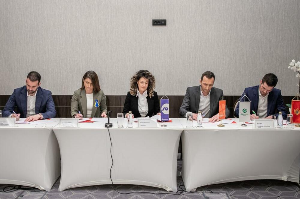 Sa potpisivanja ugovora, Foto: PR Centar