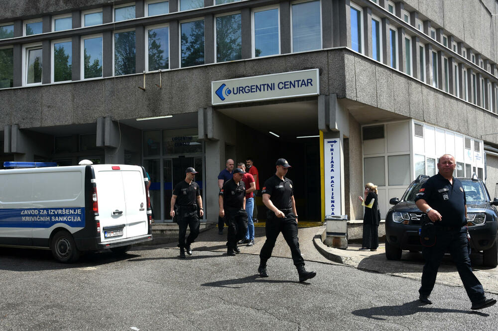 Vozilo UIKS-a ispred Urgentnog centra, Foto: BORIS PEJOVIC