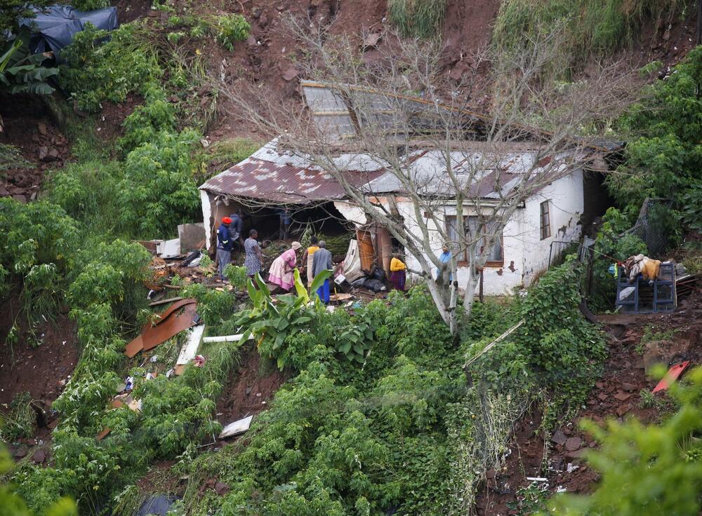 <p>Pojedinci u gradu Durbanu stoje na krovovima i čekaju spas, a lokalni mediji javljaju da je dostupan samo jedan helikopter za odvođenje ljudi</p>