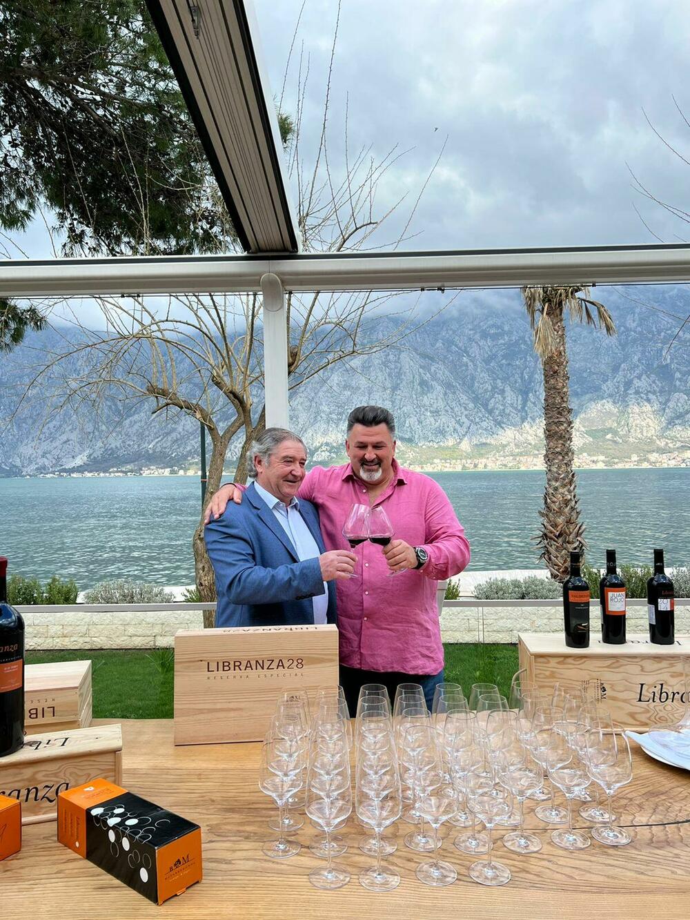 <p>Cio <em>fine dining experience</em> je naravno bio podvučen vatrenom i senzualnom koreografijom flamenco umjetnika grupe Flamenco Puro, gitariste Francisco Zambrana Torres, poznatijeg kao Paco de Amparo, kao i našeg muzičkog kolektiva Kino Kultura.</p>