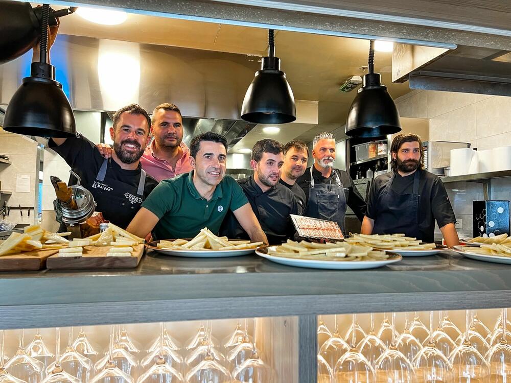 <p>Cio <em>fine dining experience</em> je naravno bio podvučen vatrenom i senzualnom koreografijom flamenco umjetnika grupe Flamenco Puro, gitariste Francisco Zambrana Torres, poznatijeg kao Paco de Amparo, kao i našeg muzičkog kolektiva Kino Kultura.</p>