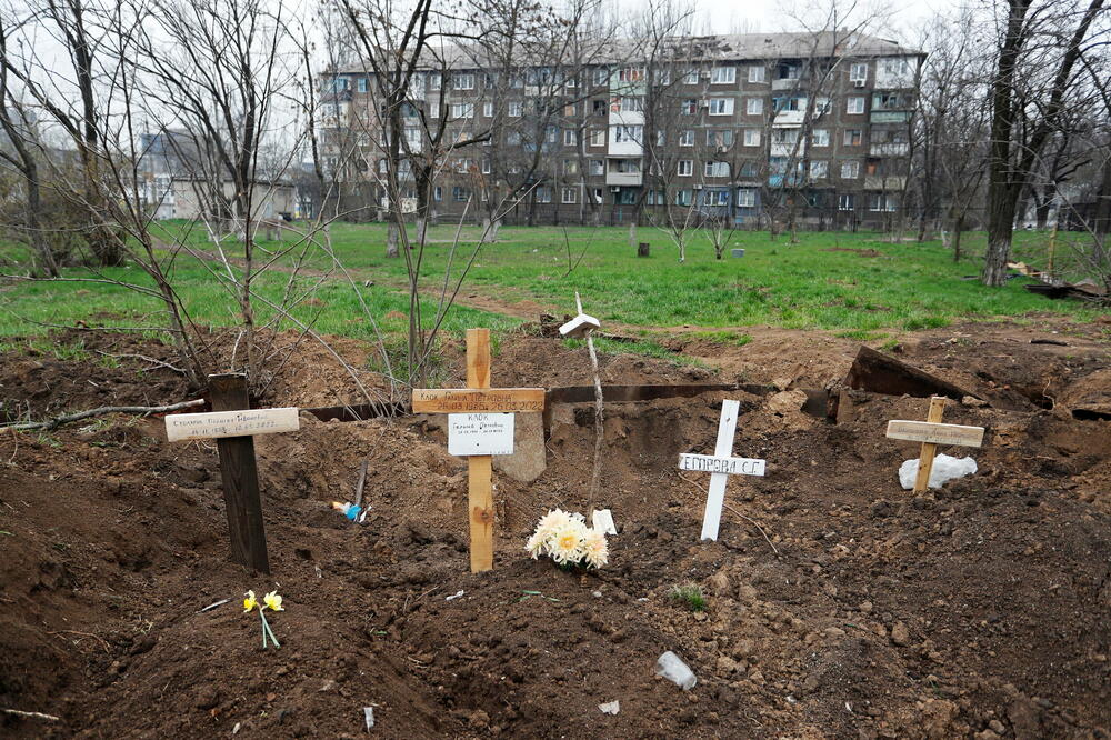 Krstovi na mjestu gdje su sahranjeni građani Mariupolja, Foto: Reuters
