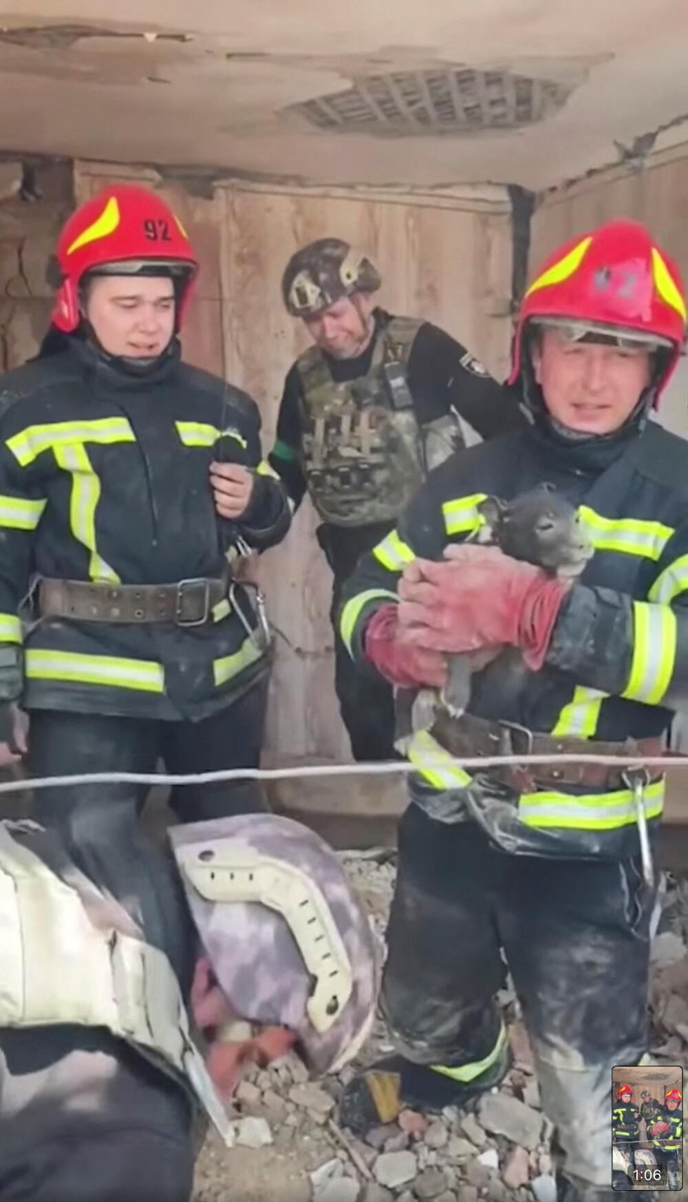 <p>Regionalna policija Donjecka objavila je snimak na kojem se vidi kako spasioci kopaju po ruševinama kako bi došli do zarobljenog psa</p>