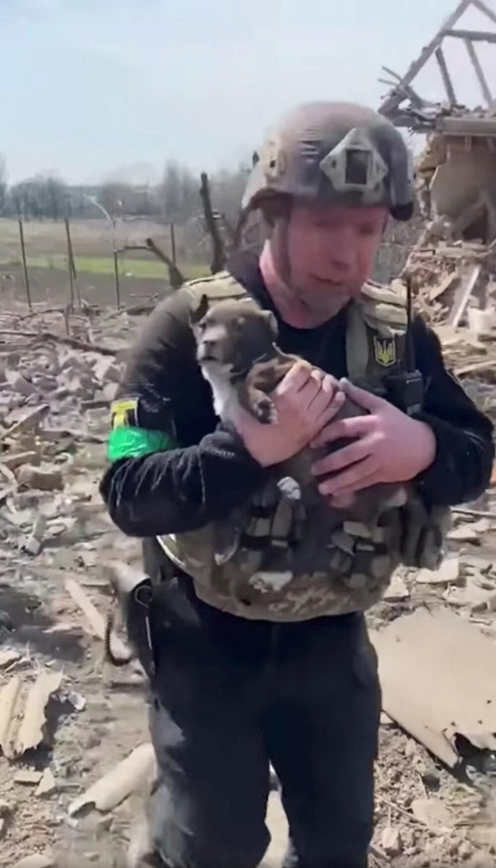 <p>Regionalna policija Donjecka objavila je snimak na kojem se vidi kako spasioci kopaju po ruševinama kako bi došli do zarobljenog psa</p>