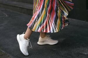 Dresses and sneakers: The perfect combination for the first warm days
