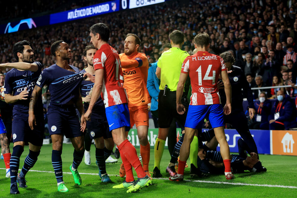 Stefan Savić u duelu sa igračima Sitija u finišu meča, Foto: Reuters