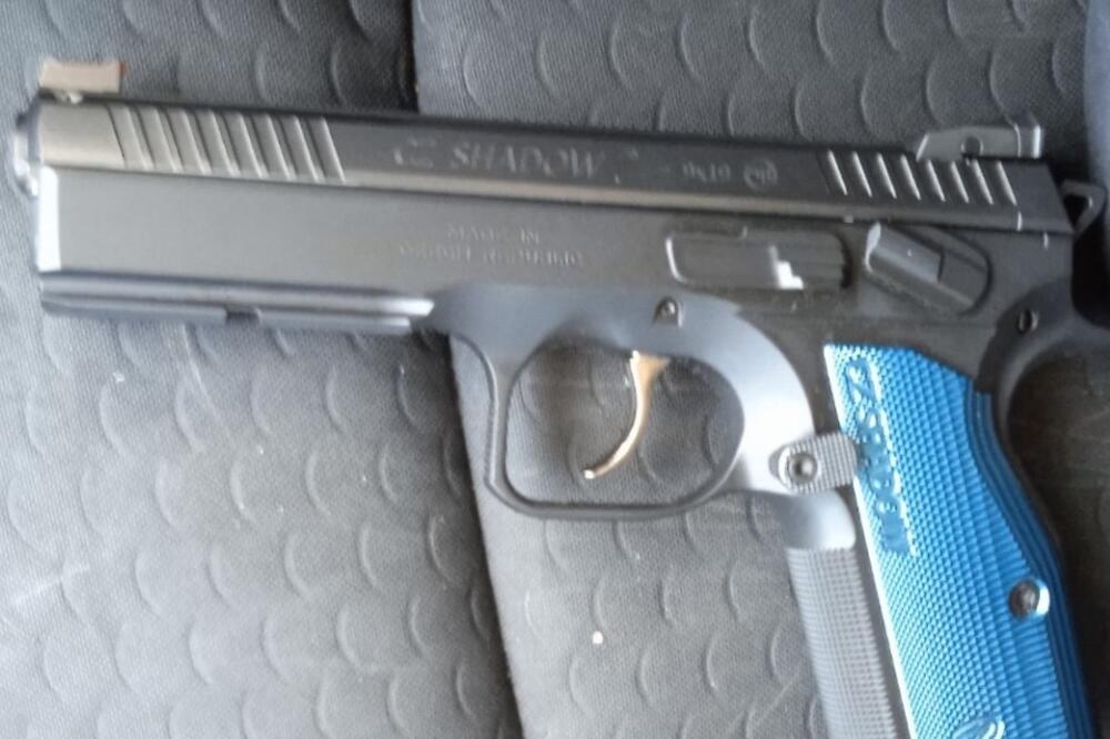 Oduzeti pištolj, Foto: Uprava policije