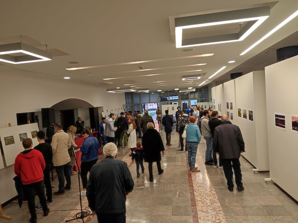 <p>Izložba otvorena u Nikšićkom pozorištu je uvertira za šestu smotru SICG-a koja će biti održana od 28. jula do 5. avgusta na Grahovu i koja će okupiti izviđače iz cijelog svijeta, najavio je starješina SIČ “Tibor”, Nikola Peković</p>