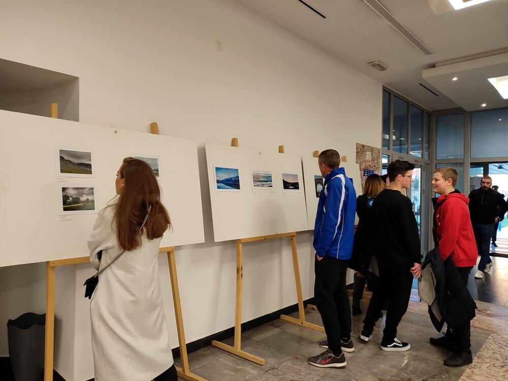 <p>Izložba otvorena u Nikšićkom pozorištu je uvertira za šestu smotru SICG-a koja će biti održana od 28. jula do 5. avgusta na Grahovu i koja će okupiti izviđače iz cijelog svijeta, najavio je starješina SIČ “Tibor”, Nikola Peković</p>