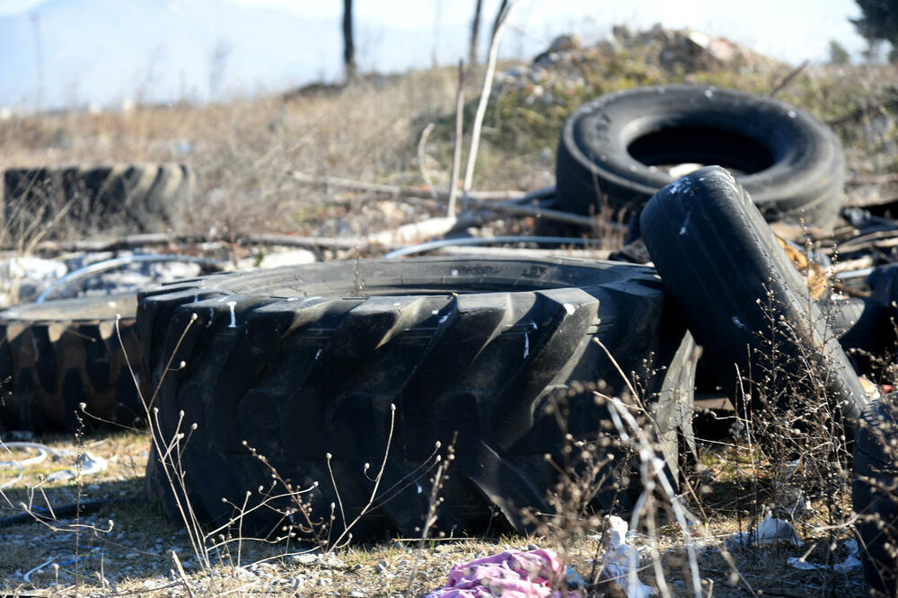 Veliki broj guma završi na otpadu, Foto: Boris Pejović