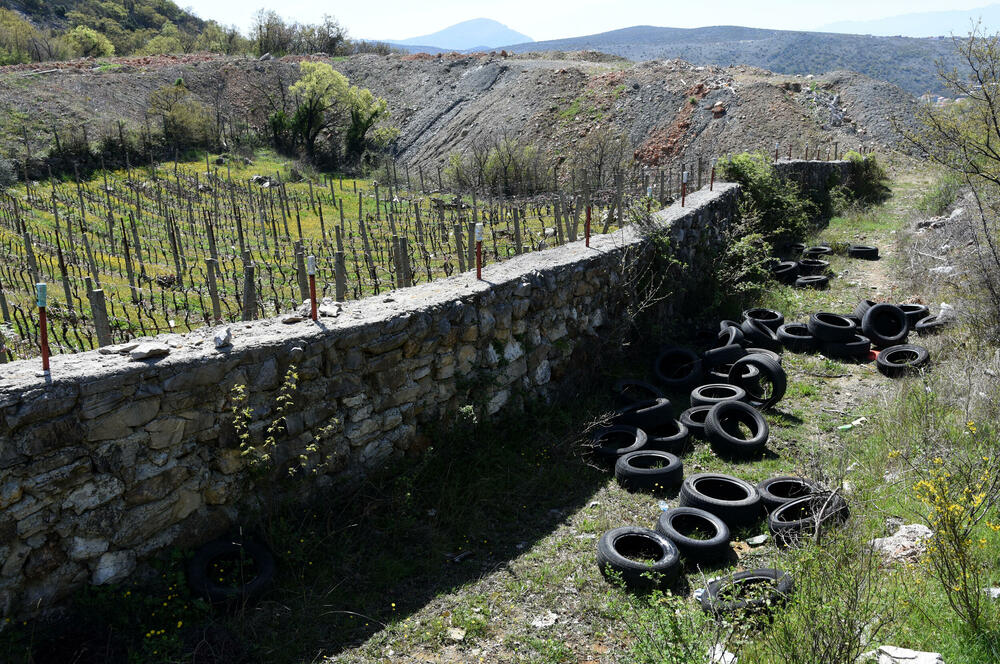 Gume istovarene i u uz privatni vinograd 