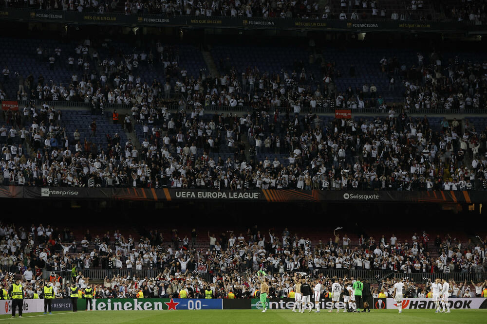 Navijači i igrači Ajntrahta, Foto: Reuters