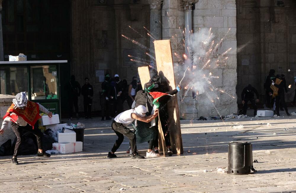 <p>Ministarstvo spoljnih poslova Izraela je navelo da je desetine maskiranih ljudi nosilo palestinske i zastave islamskog ekstremističkog Hamasa dok je ulazilo na svetilište i prikupljalo kamenice<br /> </p>