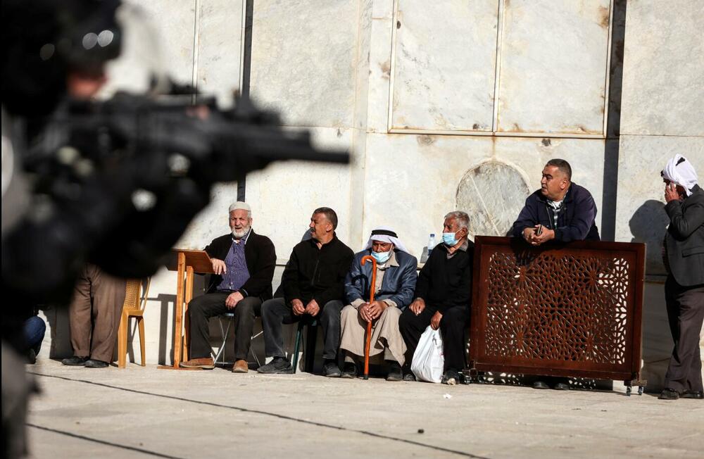 <p>Ministarstvo spoljnih poslova Izraela je navelo da je desetine maskiranih ljudi nosilo palestinske i zastave islamskog ekstremističkog Hamasa dok je ulazilo na svetilište i prikupljalo kamenice<br /> </p>