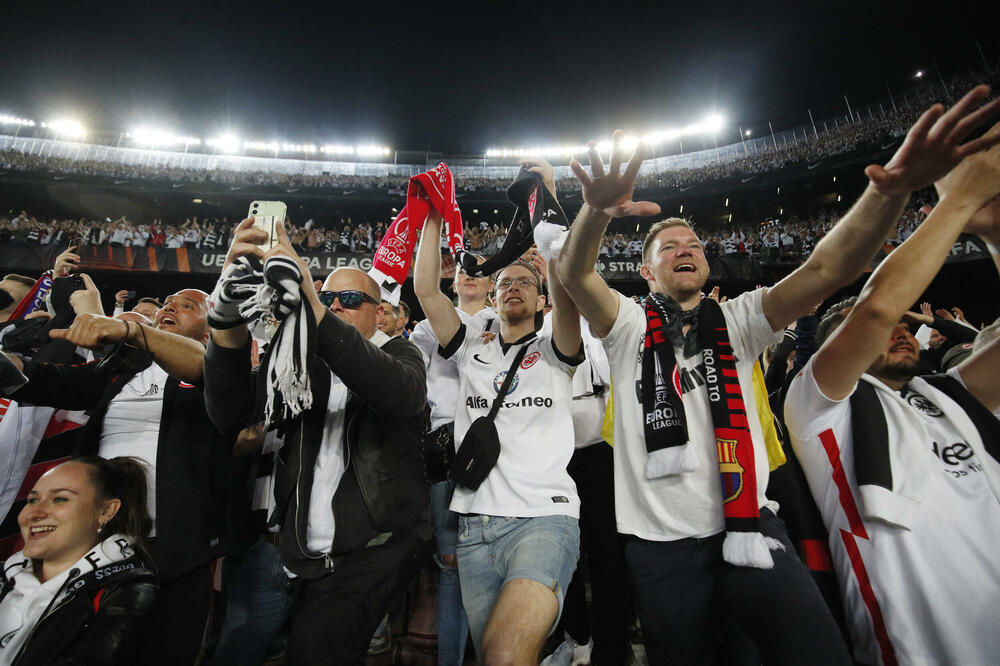 Navijači iz Frankfurta zauzeli Nou kamp, Foto: REUTERS