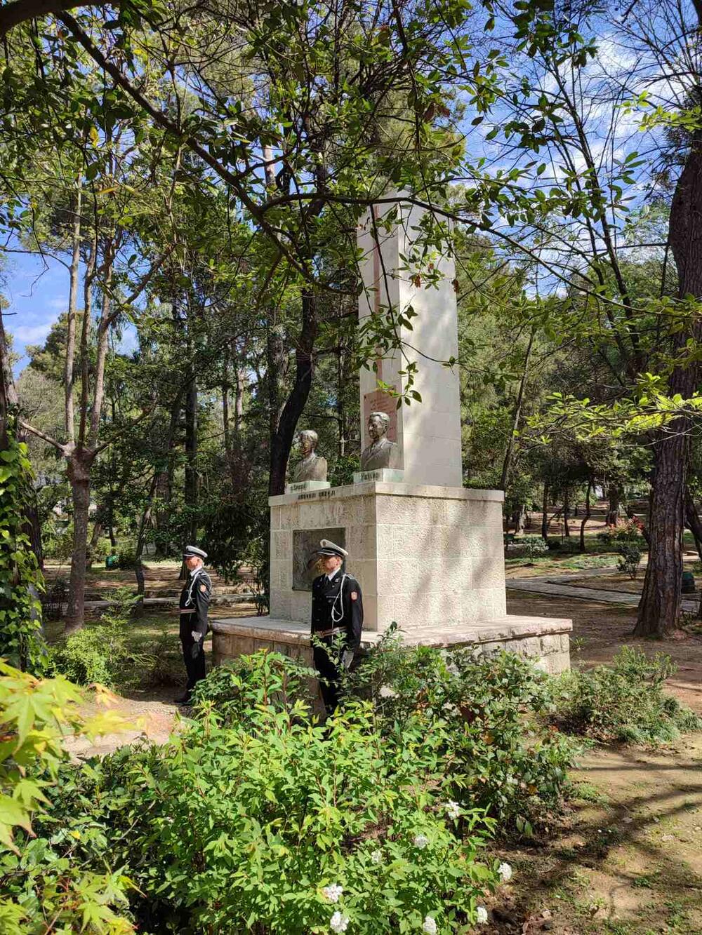 <p>Masovnije nego ikad u posljednjih desetak godina, Tivćani i gosti iz drugih sredina došli su da se poklone sjenima i da odaju počast Milanu Spasiću i Sergeju Mašeri koji su 17. aprila 1941. odbivši da priznaju kapitulaciju Kraljevine Jugoslavije u Aprilskom ratu, i da brod na kome su služili predaju neprijatelju, minirali i digli u vazduh razarač "Zagreb"</p>