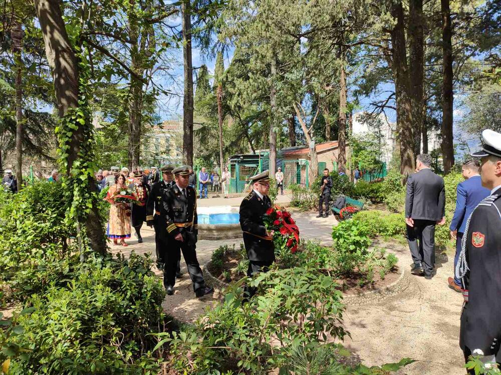 <p>Masovnije nego ikad u posljednjih desetak godina, Tivćani i gosti iz drugih sredina došli su da se poklone sjenima i da odaju počast Milanu Spasiću i Sergeju Mašeri koji su 17. aprila 1941. odbivši da priznaju kapitulaciju Kraljevine Jugoslavije u Aprilskom ratu, i da brod na kome su služili predaju neprijatelju, minirali i digli u vazduh razarač "Zagreb"</p>