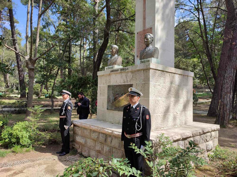 <p>Masovnije nego ikad u posljednjih desetak godina, Tivćani i gosti iz drugih sredina došli su da se poklone sjenima i da odaju počast Milanu Spasiću i Sergeju Mašeri koji su 17. aprila 1941. odbivši da priznaju kapitulaciju Kraljevine Jugoslavije u Aprilskom ratu, i da brod na kome su služili predaju neprijatelju, minirali i digli u vazduh razarač "Zagreb"</p>