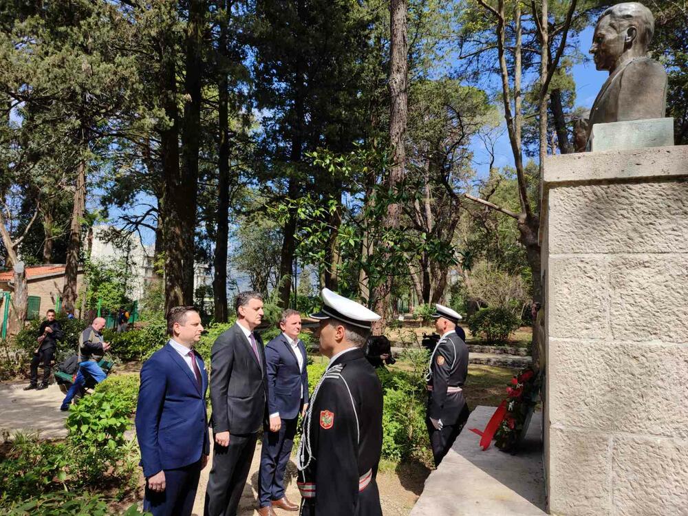 <p>Masovnije nego ikad u posljednjih desetak godina, Tivćani i gosti iz drugih sredina došli su da se poklone sjenima i da odaju počast Milanu Spasiću i Sergeju Mašeri koji su 17. aprila 1941. odbivši da priznaju kapitulaciju Kraljevine Jugoslavije u Aprilskom ratu, i da brod na kome su služili predaju neprijatelju, minirali i digli u vazduh razarač "Zagreb"</p>