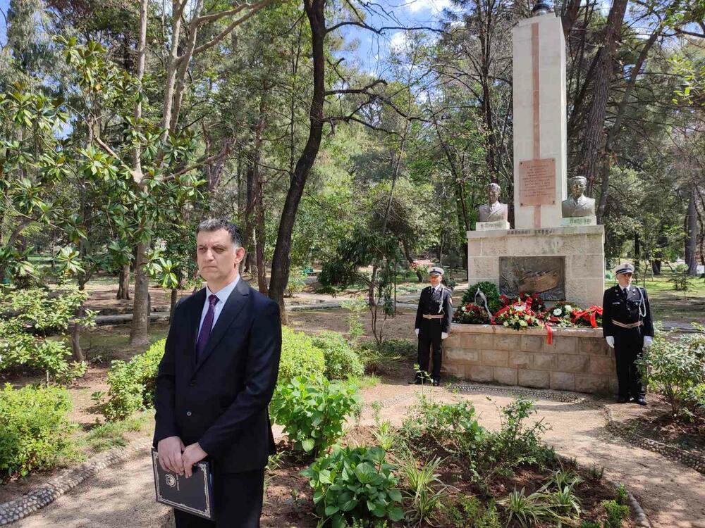 <p>Masovnije nego ikad u posljednjih desetak godina, Tivćani i gosti iz drugih sredina došli su da se poklone sjenima i da odaju počast Milanu Spasiću i Sergeju Mašeri koji su 17. aprila 1941. odbivši da priznaju kapitulaciju Kraljevine Jugoslavije u Aprilskom ratu, i da brod na kome su služili predaju neprijatelju, minirali i digli u vazduh razarač "Zagreb"</p>