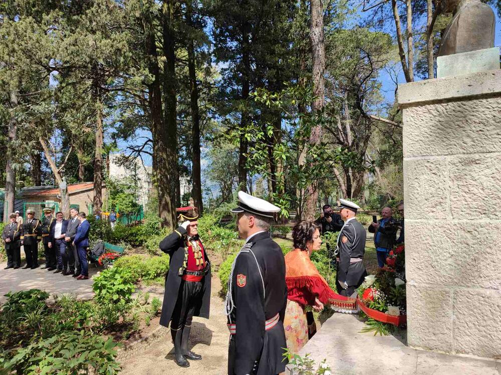 <p>Masovnije nego ikad u posljednjih desetak godina, Tivćani i gosti iz drugih sredina došli su da se poklone sjenima i da odaju počast Milanu Spasiću i Sergeju Mašeri koji su 17. aprila 1941. odbivši da priznaju kapitulaciju Kraljevine Jugoslavije u Aprilskom ratu, i da brod na kome su služili predaju neprijatelju, minirali i digli u vazduh razarač "Zagreb"</p>