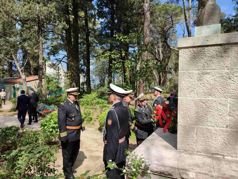 <p>Masovnije nego ikad u posljednjih desetak godina, Tivćani i gosti iz drugih sredina došli su da se poklone sjenima i da odaju počast Milanu Spasiću i Sergeju Mašeri koji su 17. aprila 1941. odbivši da priznaju kapitulaciju Kraljevine Jugoslavije u Aprilskom ratu, i da brod na kome su služili predaju neprijatelju, minirali i digli u vazduh razarač "Zagreb"</p>
