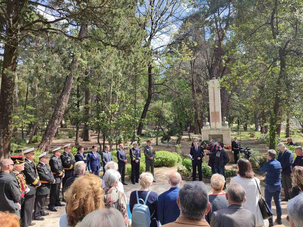 <p>Masovnije nego ikad u posljednjih desetak godina, Tivćani i gosti iz drugih sredina došli su da se poklone sjenima i da odaju počast Milanu Spasiću i Sergeju Mašeri koji su 17. aprila 1941. odbivši da priznaju kapitulaciju Kraljevine Jugoslavije u Aprilskom ratu, i da brod na kome su služili predaju neprijatelju, minirali i digli u vazduh razarač "Zagreb"</p>