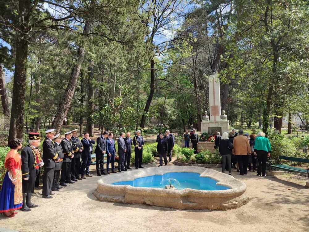 <p>Masovnije nego ikad u posljednjih desetak godina, Tivćani i gosti iz drugih sredina došli su da se poklone sjenima i da odaju počast Milanu Spasiću i Sergeju Mašeri koji su 17. aprila 1941. odbivši da priznaju kapitulaciju Kraljevine Jugoslavije u Aprilskom ratu, i da brod na kome su služili predaju neprijatelju, minirali i digli u vazduh razarač "Zagreb"</p>