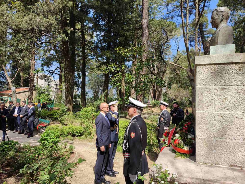 <p>Masovnije nego ikad u posljednjih desetak godina, Tivćani i gosti iz drugih sredina došli su da se poklone sjenima i da odaju počast Milanu Spasiću i Sergeju Mašeri koji su 17. aprila 1941. odbivši da priznaju kapitulaciju Kraljevine Jugoslavije u Aprilskom ratu, i da brod na kome su služili predaju neprijatelju, minirali i digli u vazduh razarač "Zagreb"</p>