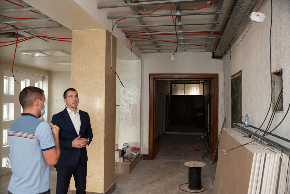 Aleksa Bečić i (nepoznati) mladić obilaze radove u interijeru zgrade Skupštine Crne Gore