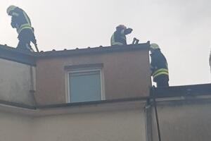 Nikšić: Ugašen požar na krovu zgrade, izgorio dio krovne...