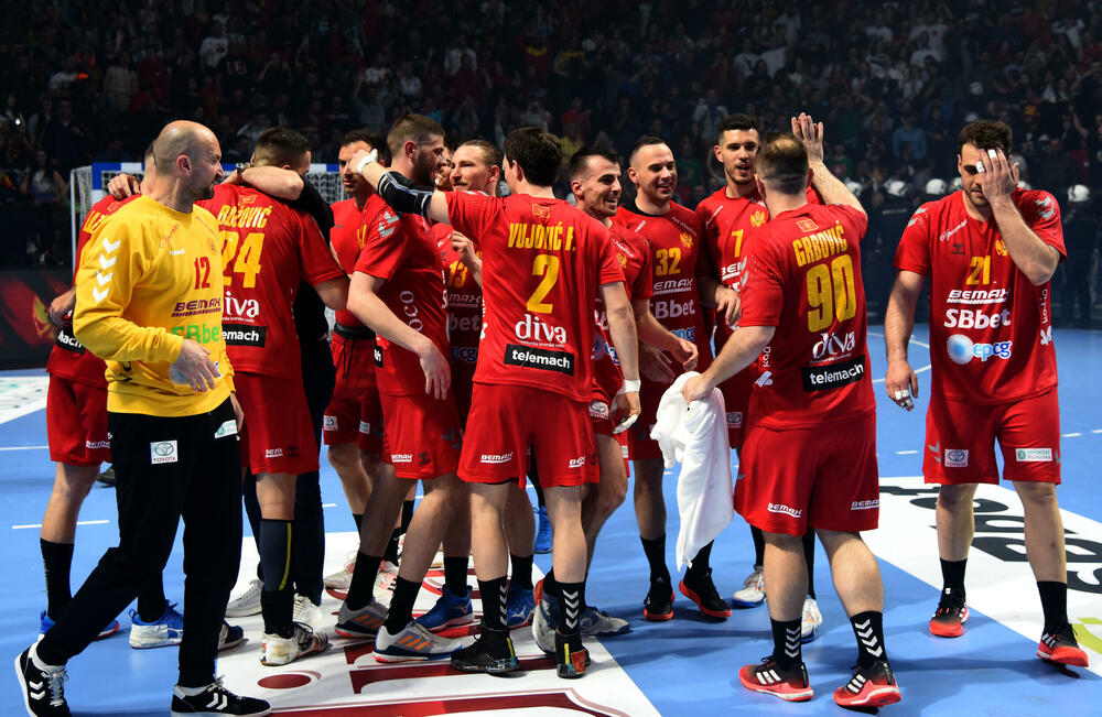 <p>Crnogorski rukometaši su u sjajnoj atmosferi u dvorani "Morača" u Podgorici savladali Grčku 33:25 i nadoknadili dva gola minusa iz prvog meča</p>