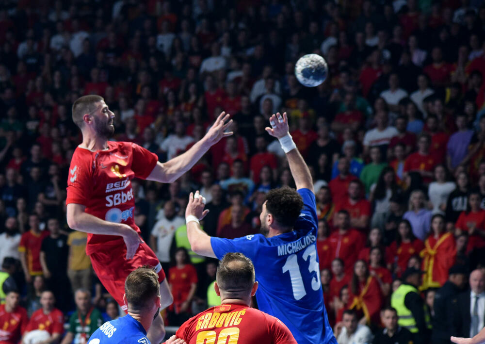 <p>Crnogorski rukometaši su u sjajnoj atmosferi u dvorani "Morača" u Podgorici savladali Grčku 33:25 i nadoknadili dva gola minusa iz prvog meča</p>